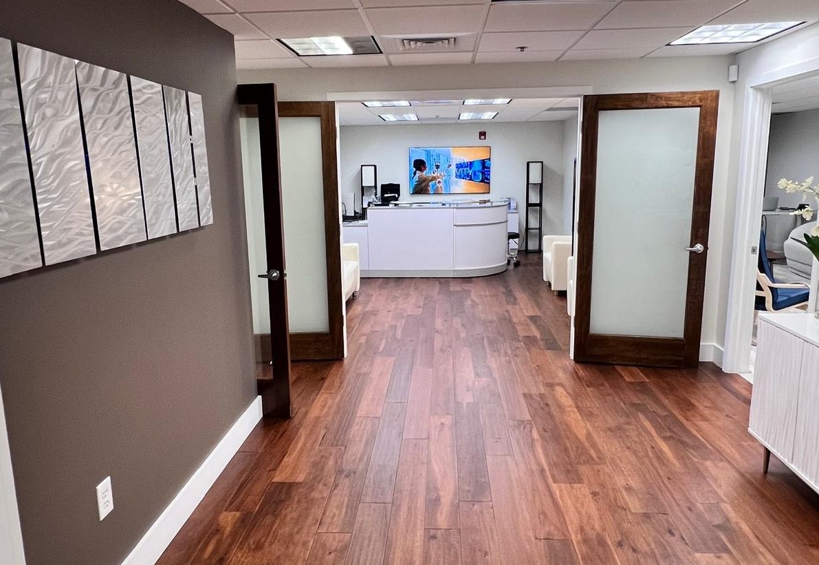 Chodba vedoucí k recepci Healthy Longevity Clinic Boca Raton.